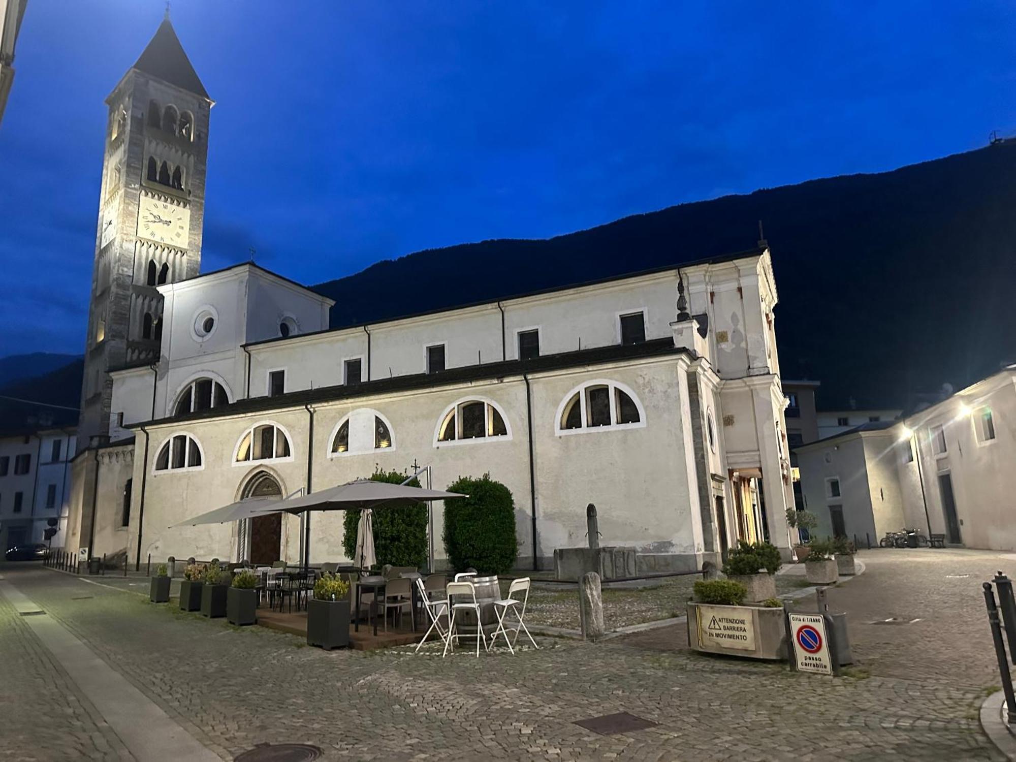 Flat In City Centre Tirano - 10 Minutes From Train Station Buitenkant foto